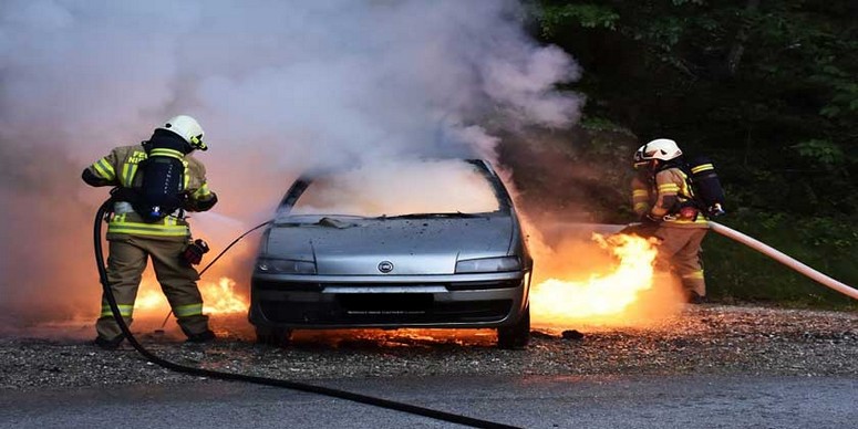 Släcka en brand i en elbil