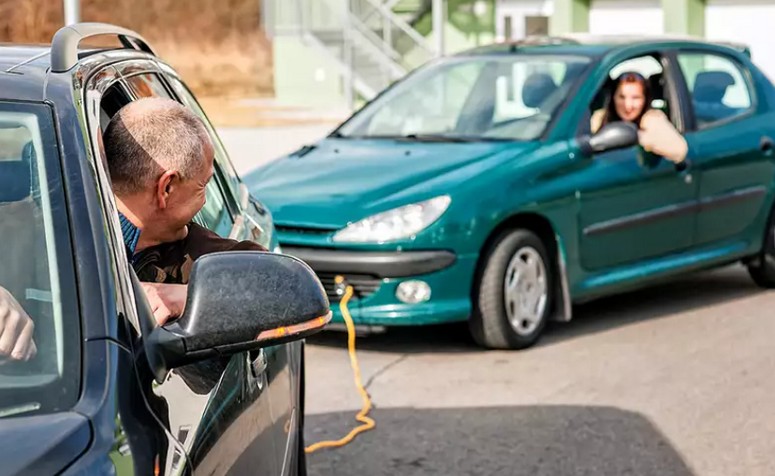 Får man sitta i bilen när den bärgas?