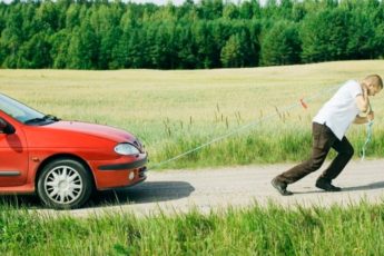 Vad gör man om batteriet på bilen dör?