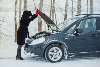 Kan man ladda bilbatteriet utan att ta bort kablarna?